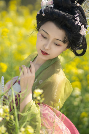 中国美女露P歌舞团献毛