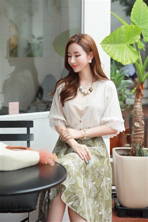 丰满肥臀美女